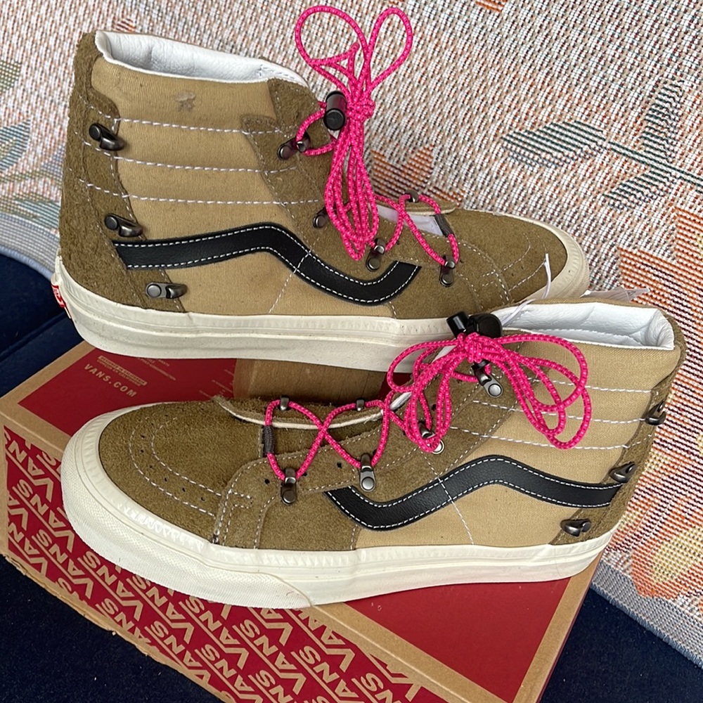 Vans WMNS Sk8-Hi Echo Dx
(Hairy Suede) Butternut/T
VNOA7Q50B75
Sneakers - Picture 11 of 16